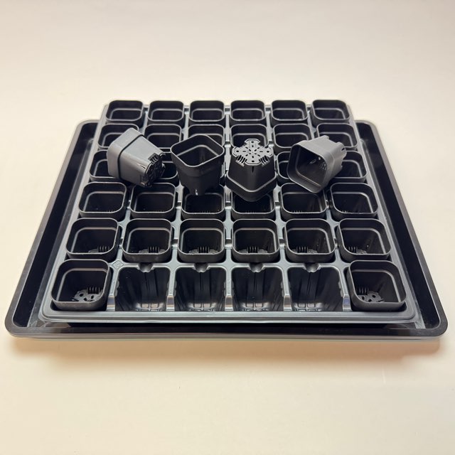 1号プラ鉢ぴったり整理トレイ：深型-薄(ソフト)＋1.3号四角極小ミニスリット浅型鉢45型-黒(トレイ1枚＋36鉢付きで1セット)の画像