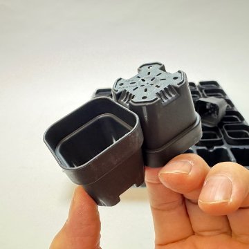 1号プラ鉢ぴったり整理トレイ：深型-薄(ソフト)＋1.3号四角極小ミニスリット浅型鉢45型-黒(トレイ1枚＋36鉢付きで1セット)の画像
