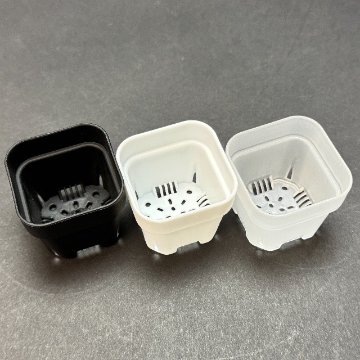 白＊1.3号四角(一辺4cmスリット鉢で最小スクエア)極小ミニスリット浅型鉢45型-白☆厚い高機能ミニプラ鉢※鉢底の通気・排水重視＊1号・1.3号鉢対応トレイあり※プレステラ系の画像