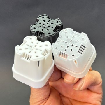 半透明＊1.3号四角(一辺4cmスリット鉢で最小スクエア)極小ミニスリット浅型鉢45型-半透明(クリアー)ぶ厚い高機能ミニプラ鉢※鉢底の通気・排水重視＊1号・1.3号鉢対応トレイあり※プレステラ系の画像