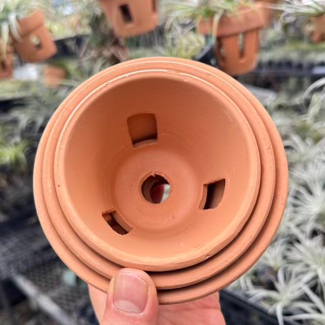 R8/8/18少量入荷！(新)側面穴3ヶ所タイプ＊穴あき(胴抜き)素焼鉢-3号[長四角形穴]洋蘭/着生蘭/フウラン/セッコク/エアプランツ/ビカクシダ1鉢売※多少の欠け凹みご容赦を!の画像