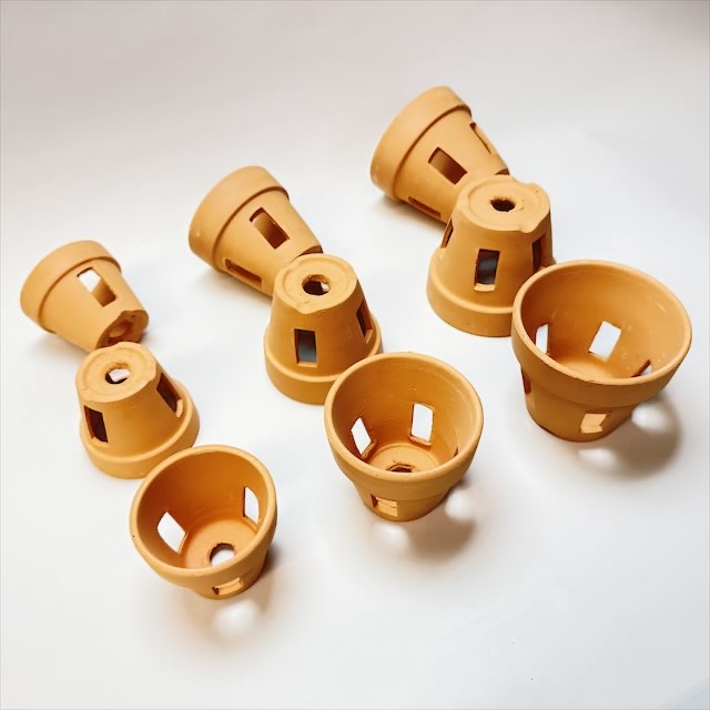 R8/8/18少量入荷！(新)側面穴3ヶ所タイプ＊穴あき(胴抜き)素焼鉢-3号[長四角形穴]洋蘭/着生蘭/フウラン/セッコク/エアプランツ/ビカクシダ1鉢売※多少の欠け凹みご容赦を!の画像