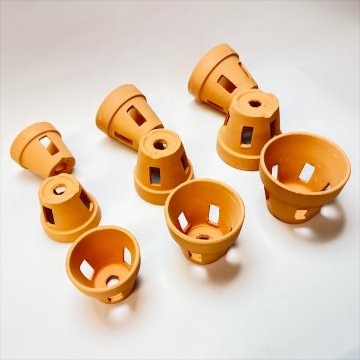 R8/8/18少量入荷！(新)側面穴3ヶ所タイプ＊穴あき(胴抜き)素焼鉢-3号[長四角形穴]洋蘭/着生蘭/フウラン/セッコク/エアプランツ/ビカクシダ1鉢売※多少の欠け凹みご容赦を!の画像