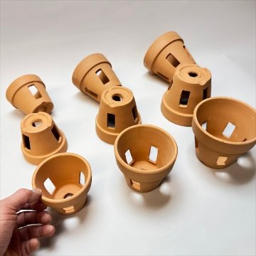 R8/8/18少量入荷！(新)側面穴3ヶ所タイプ＊穴あき(胴抜き)素焼鉢-3号[長四角形穴]洋蘭/着生蘭/フウラン/セッコク/エアプランツ/ビカクシダ1鉢売※多少の欠け凹みご容赦を!の画像