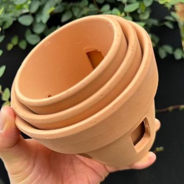 R8/8/18少量入荷！(新)側面穴3ヶ所タイプ＊穴あき(胴抜き)素焼鉢-3号[長四角形穴]洋蘭/着生蘭/フウラン/セッコク/エアプランツ/ビカクシダ1鉢売※多少の欠け凹みご容赦を!の画像