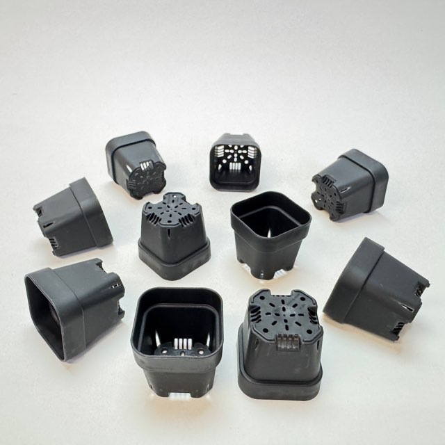 ミニプラ鉢1号・1.3号鉢対応-白色ミニトレイ-35(5×7)鉢用＋1.3号四角極小ミニスリット浅型鉢45型-黒※擦り傷テカリ有(トレイ1枚＋35鉢付きで1セット)の画像