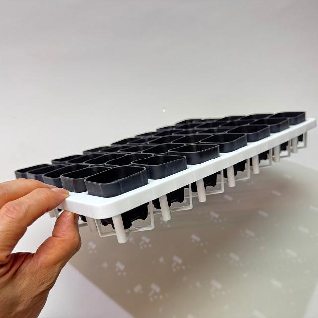 ミニプラ鉢1号・1.3号鉢対応-白色ミニトレイ-35(5×7)鉢用＋1.3号四角極小ミニスリット浅型鉢45型-黒※擦り傷テカリ有(トレイ1枚＋35鉢付きで1セット)の画像