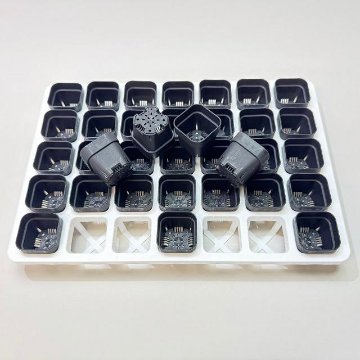 ミニプラ鉢1号・1.3号鉢対応-白色ミニトレイ-35(5×7)鉢用＋1.3号四角極小ミニスリット浅型鉢45型-黒※擦り傷テカリ有(トレイ1枚＋35鉢付きで1セット)の画像