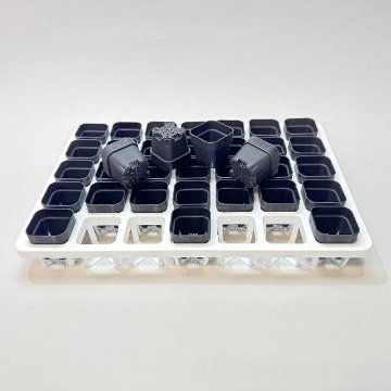ミニプラ鉢1号・1.3号鉢対応-白色ミニトレイ-35(5×7)鉢用＋1.3号四角極小ミニスリット浅型鉢45型-黒※擦り傷テカリ有(トレイ1枚＋35鉢付きで1セット)の画像