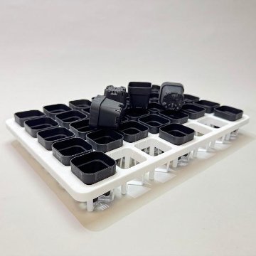 ミニプラ鉢1号・1.3号鉢対応-白色ミニトレイ-35(5×7)鉢用＋1.3号四角極小ミニスリット浅型鉢45型-黒※擦り傷テカリ有(トレイ1枚＋35鉢付きで1セット)の画像