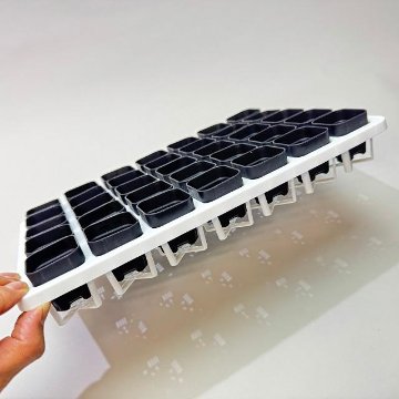 ミニプラ鉢1号・1.3号鉢対応-白色ミニトレイ-35(5×7)鉢用＋1.3号四角極小ミニスリット浅型鉢45型-黒※擦り傷テカリ有(トレイ1枚＋35鉢付きで1セット)の画像