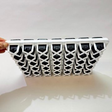 ミニプラ鉢1号・1.3号鉢対応-白色ミニトレイ-35(5×7)鉢用＋1.3号四角極小ミニスリット浅型鉢45型-黒※擦り傷テカリ有(トレイ1枚＋35鉢付きで1セット)の画像