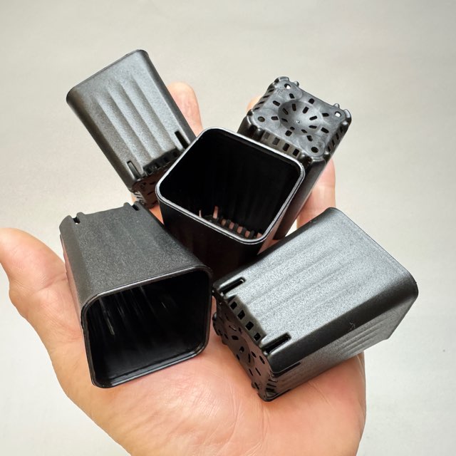 ミニプラ鉢1号・1.3号鉢対応-白色ミニトレイ-35(5×7)鉢用＋1.3号スマートロング-ミニスリット深鉢50型-黒(トレイ1枚＋35鉢付きで1セット)の画像