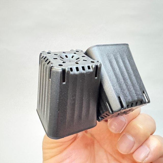 ミニプラ鉢1号・1.3号鉢対応-白色ミニトレイ-35(5×7)鉢用＋1.3号スマートロング-ミニスリット深鉢50型-黒(トレイ1枚＋35鉢付きで1セット)の画像