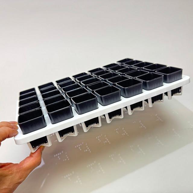 ミニプラ鉢1号・1.3号鉢対応-白色ミニトレイ-35(5×7)鉢用＋1.3号スマートロング-ミニスリット深鉢50型-黒(トレイ1枚＋35鉢付きで1セット)の画像
