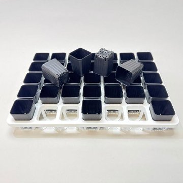 ミニプラ鉢1号・1.3号鉢対応-白色ミニトレイ-35(5×7)鉢用＋1.3号スマートロング-ミニスリット深鉢50型-黒(トレイ1枚＋35鉢付きで1セット)の画像