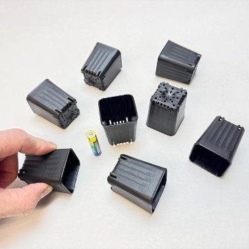 ミニプラ鉢1号・1.3号鉢対応-白色ミニトレイ-35(5×7)鉢用＋1.3号スマートロング-ミニスリット深鉢50型-黒(トレイ1枚＋35鉢付きで1セット)の画像