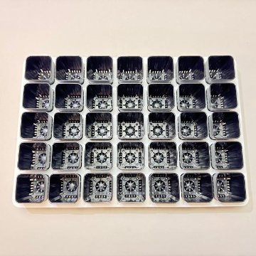 ミニプラ鉢1号・1.3号鉢対応-白色ミニトレイ-35(5×7)鉢用＋1.3号スマートロング-ミニスリット深鉢50型-黒(トレイ1枚＋35鉢付きで1セット)の画像