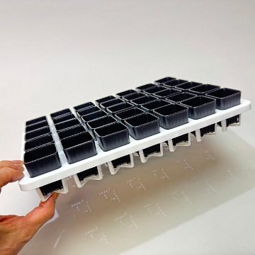 ミニプラ鉢1号・1.3号鉢対応-白色ミニトレイ-35(5×7)鉢用＋1.3号スマートロング-ミニスリット深鉢50型-黒(トレイ1枚＋35鉢付きで1セット)の画像