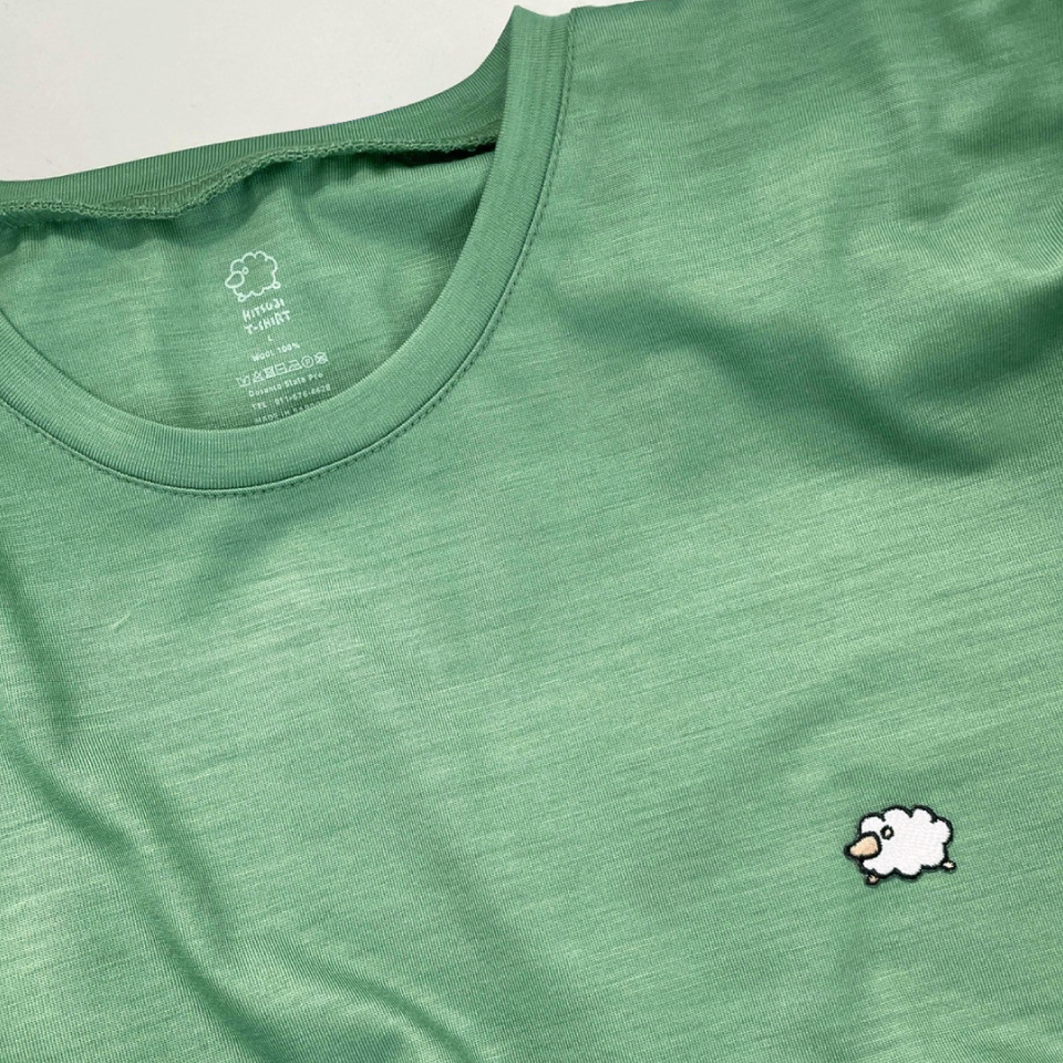 新見本工場　ひつじTシャツ ショート/s［ メリノウール ］アッシュブルー 新見本工場 ひつじTシャツ ショート/s 002CS ［ メリノウール