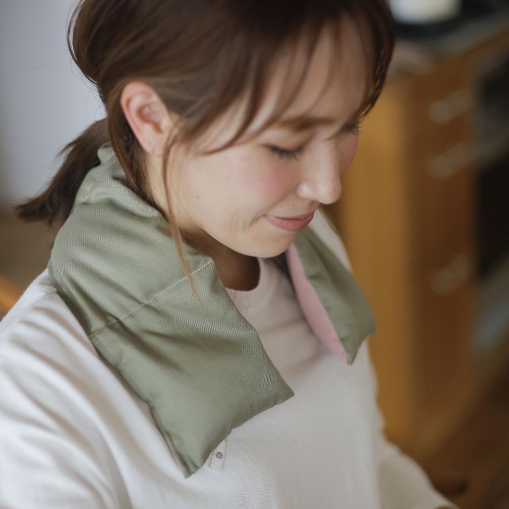 【首肩まわりの凝りと冷えに】天然ハーブの香りに癒されながら温められる首肩用ホットパッドの画像