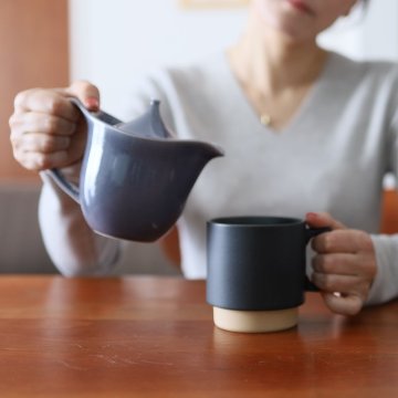 マットな質感とシックな色合いの重ねられるスタッキングマグカップ　ホワイト・グレー・ブラックの画像