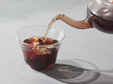 【可愛い缶入り】そのまま食べられる和漢素材を調合したノンカフェインティーの画像