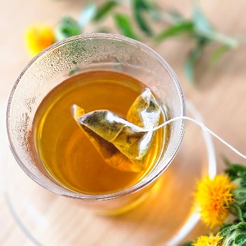 【べに花】巡るべに花茶とゆらぎ女性の為のギフトBOXセット（巡る紅花ブレンド茶、よもぎ入浴剤、五感で感じるアロマキャンドル）の画像
