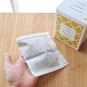 【べに花】巡るべに花茶とゆらぎ女性の為のギフトBOXセット（巡る紅花ブレンド茶、よもぎ入浴剤、五感で感じるアロマキャンドル）の画像