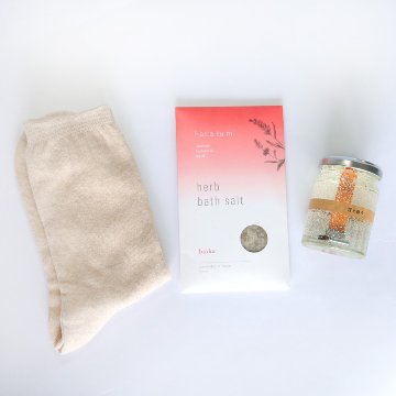 ゆるり宵の4点ギフトBOXセット（宵のなつめ茶・アロマキャンドル・ハーブバスソルト・シルクソックス）の画像