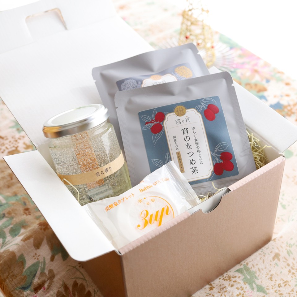 巡る癒しのギフトボックスセット（アロマキャンドル、重炭酸イオン入浴剤、なつめ茶、紅花ブレンド茶）の画像