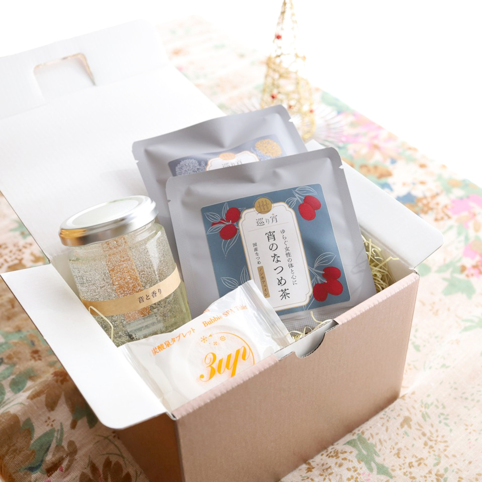 巡る癒しのギフトボックスセット（アロマキャンドル、重炭酸イオン入浴剤、なつめ茶、紅花ブレンド茶）の画像