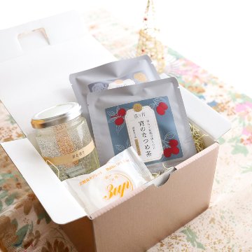 巡る癒しのギフトボックスセット（アロマキャンドル、重炭酸イオン入浴剤、なつめ茶、紅花ブレンド茶）の画像