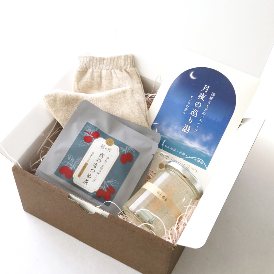 ゆるり宵の4点ギフトBOXセット（宵のなつめ茶TB4個分・アロマキャンドル・よもぎ入浴剤・シルクソックス）の画像