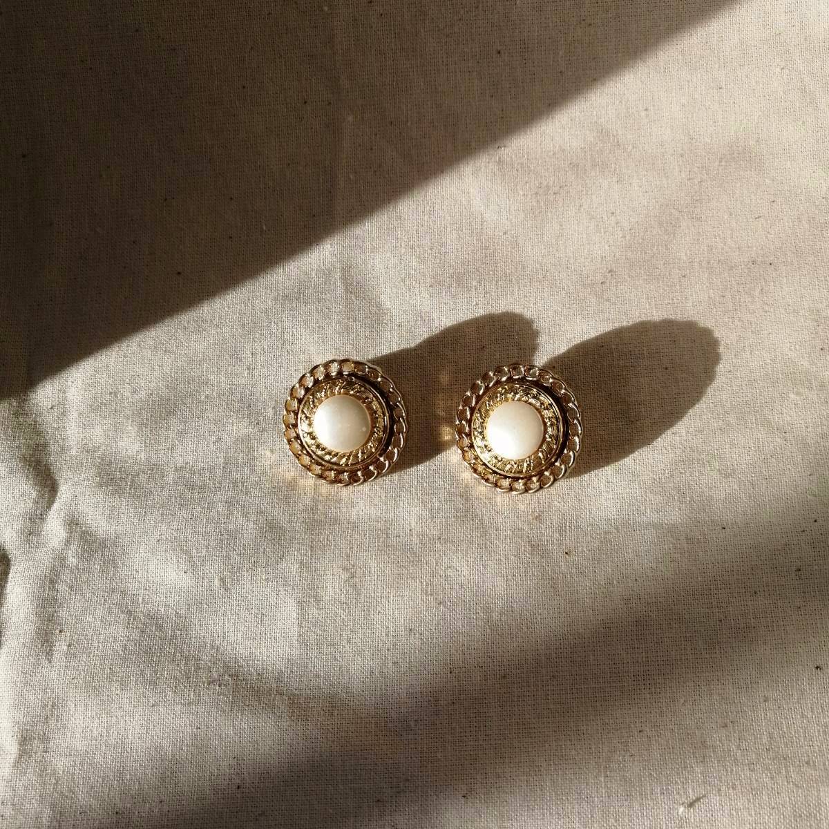 Vintage button earringsの画像