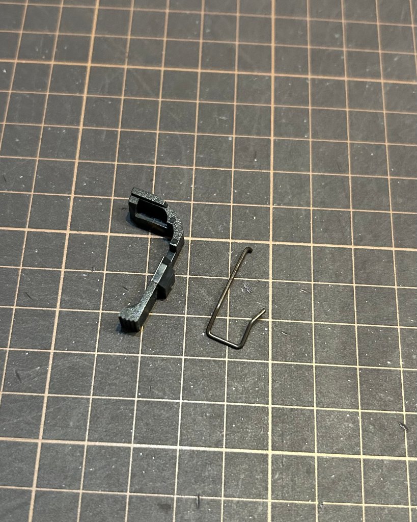 東京マルイ　グロック18C　電動ハンドガン　マガジンキャッチ＆マガジンキャッチトーション　G18-51、G18-52の画像