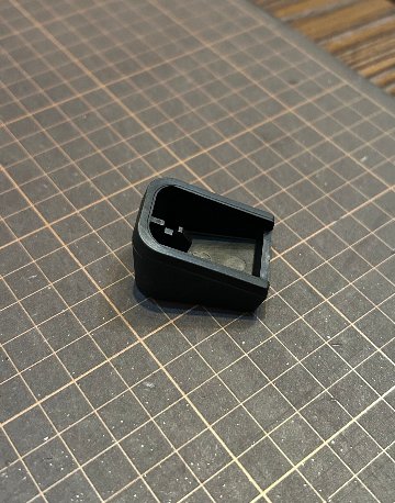 東京マルイ　グロック17カスタム　マガジンバンパー　G17C-8の画像