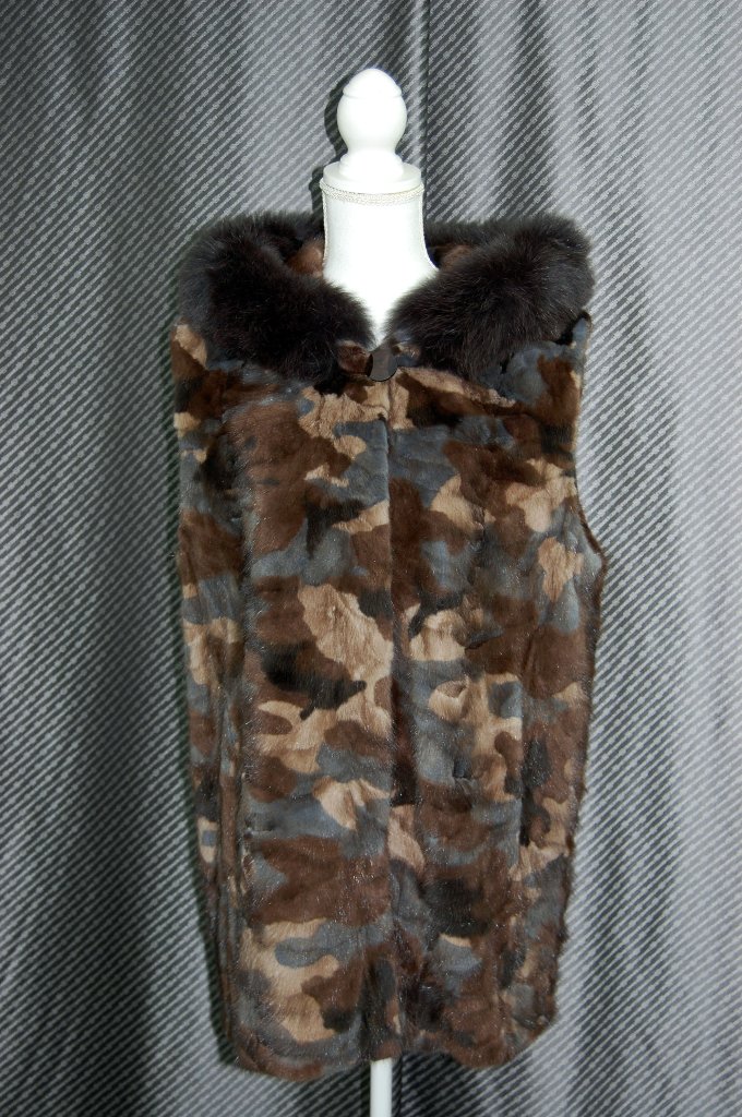 カモフラ柄ミンク　フーディーベスト　Foxトリムの画像
