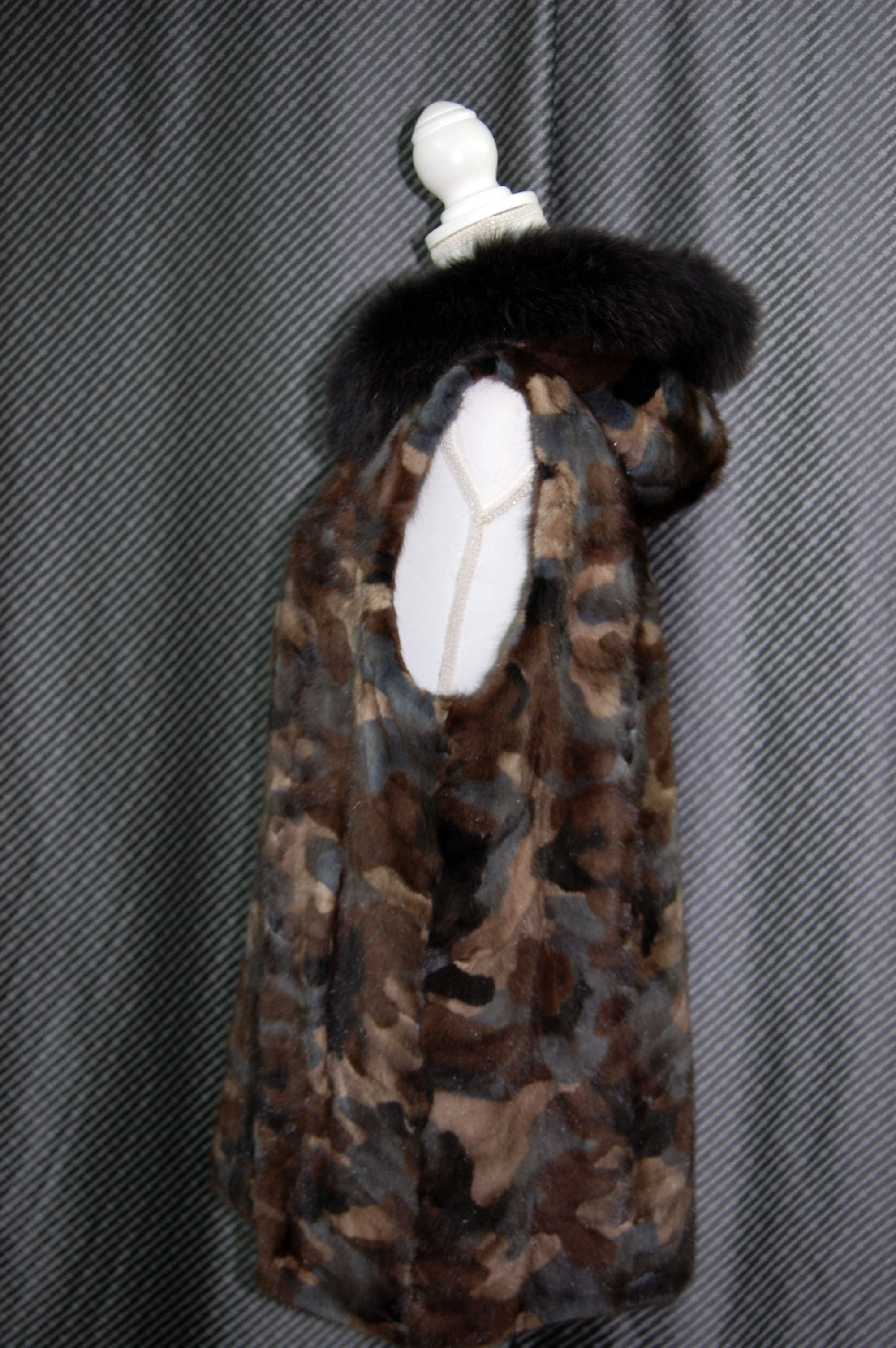 カモフラ柄ミンク　フーディーベスト　Foxトリムの画像