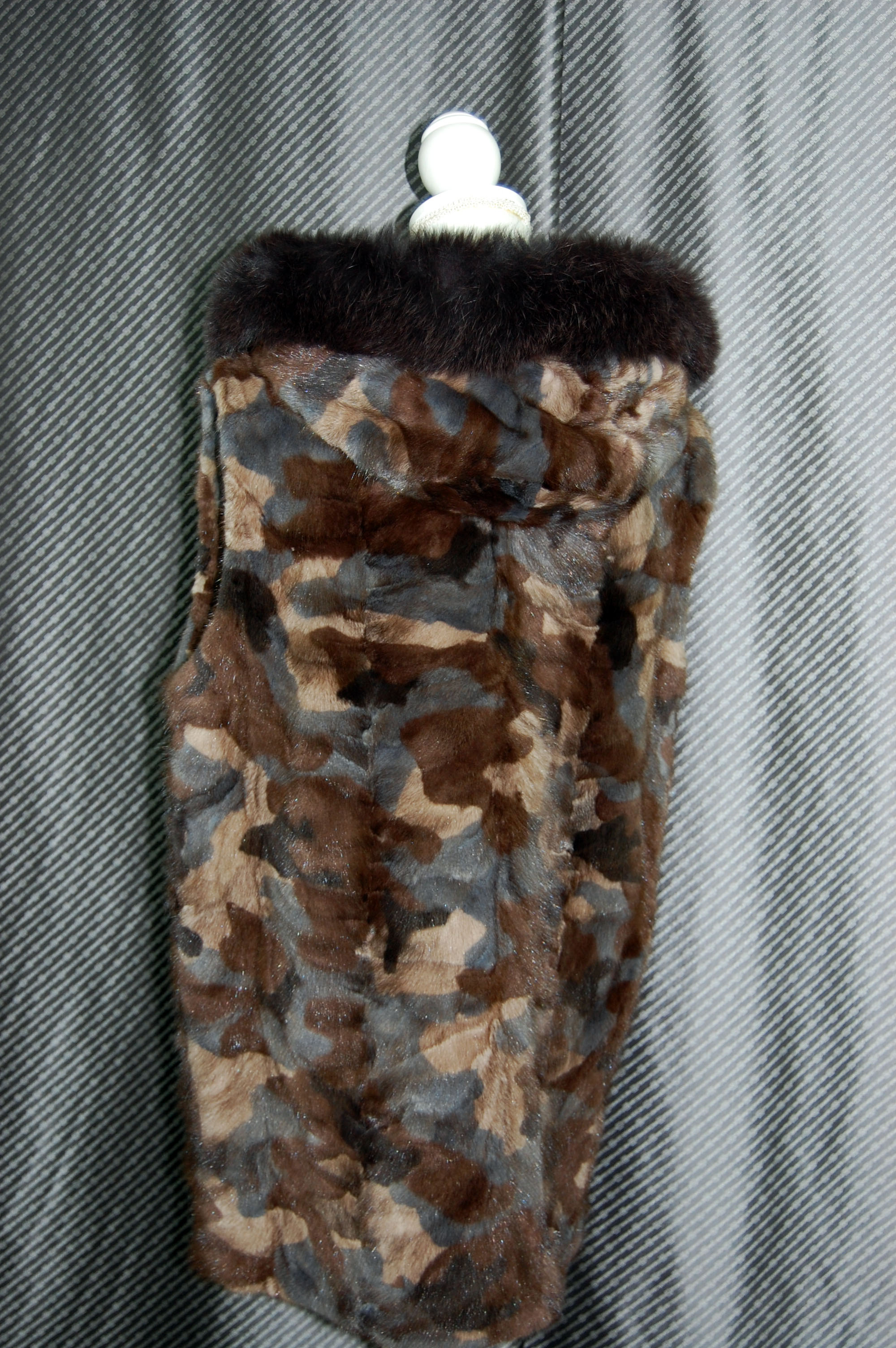 カモフラ柄ミンク　フーディーベスト　Foxトリムの画像