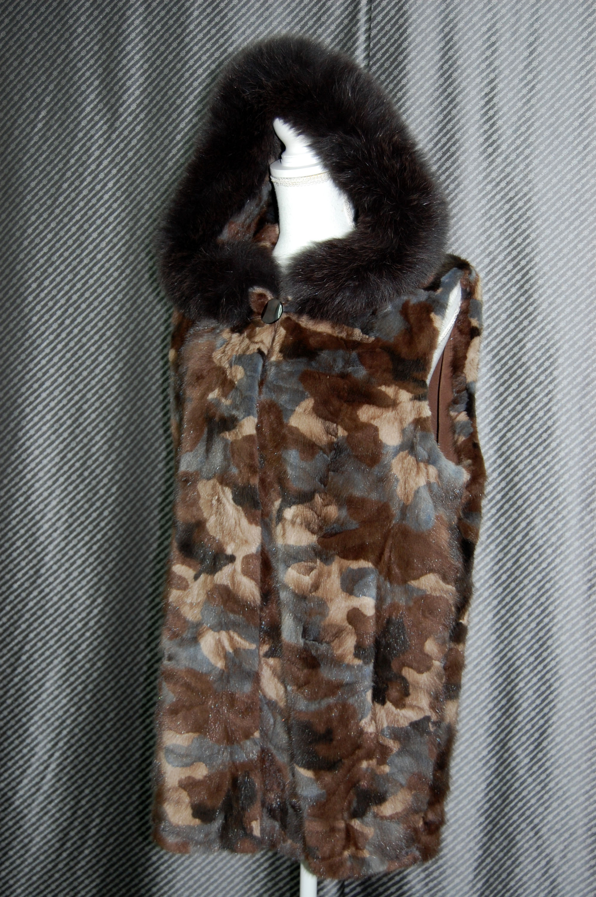 カモフラ柄ミンク　フーディーベスト　Foxトリムの画像