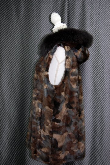 カモフラ柄ミンク　フーディーベスト　Foxトリムの画像