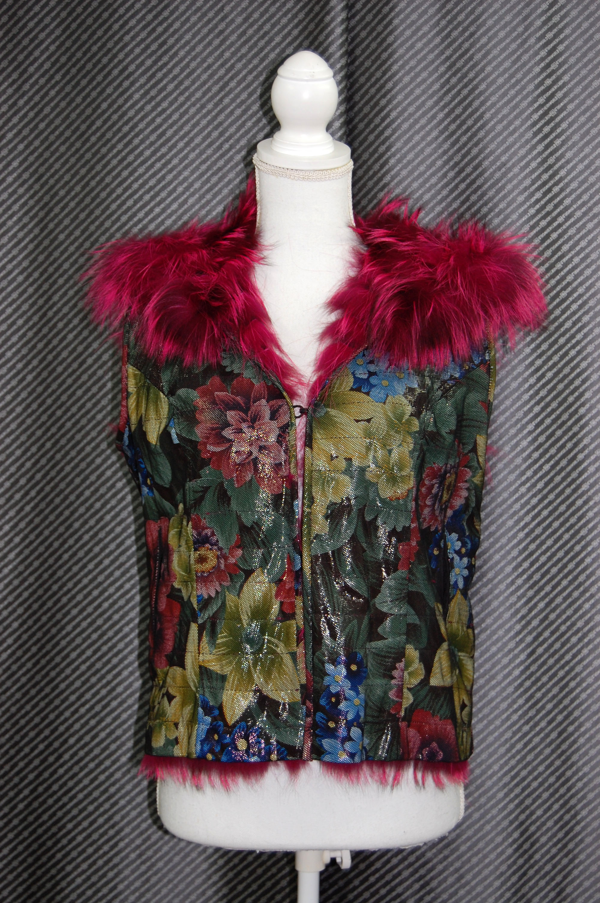 プリンテッドラムレザー＆シルバーフォックス　リバーシブルフーディーベストの画像