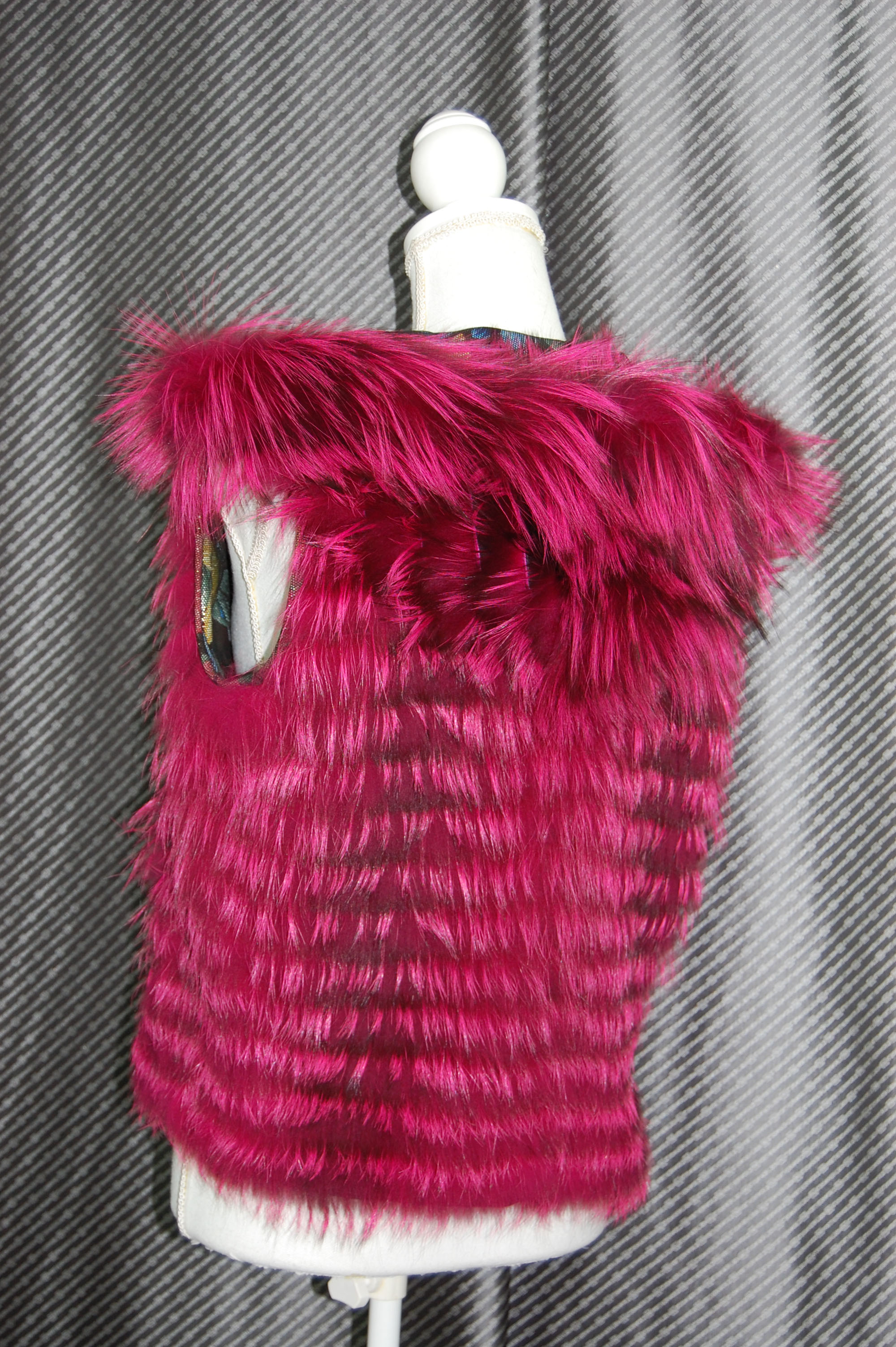 プリンテッドラムレザー＆シルバーフォックス　リバーシブルフーディーベストの画像