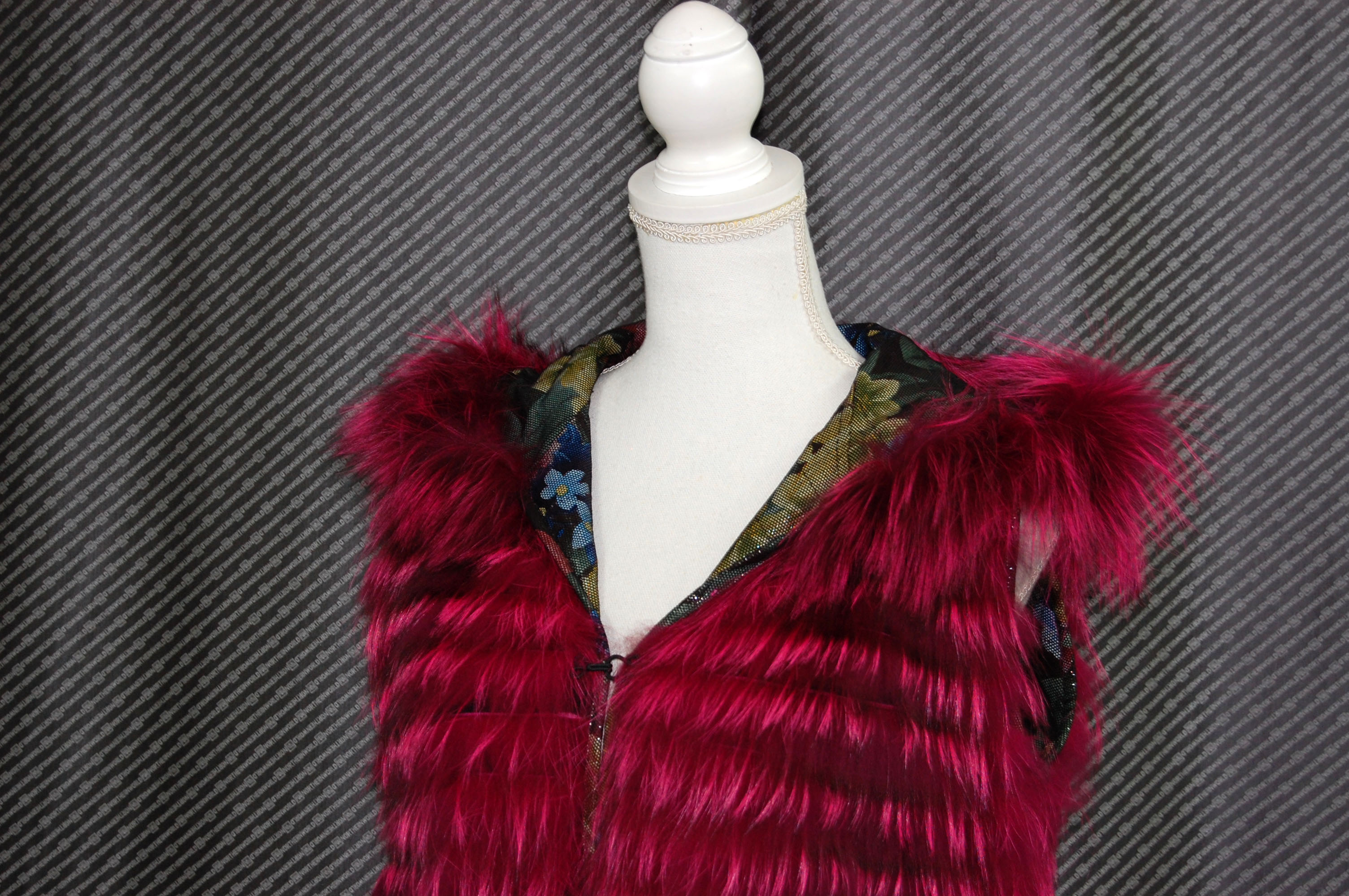 プリンテッドラムレザー＆シルバーフォックス　リバーシブルフーディーベストの画像