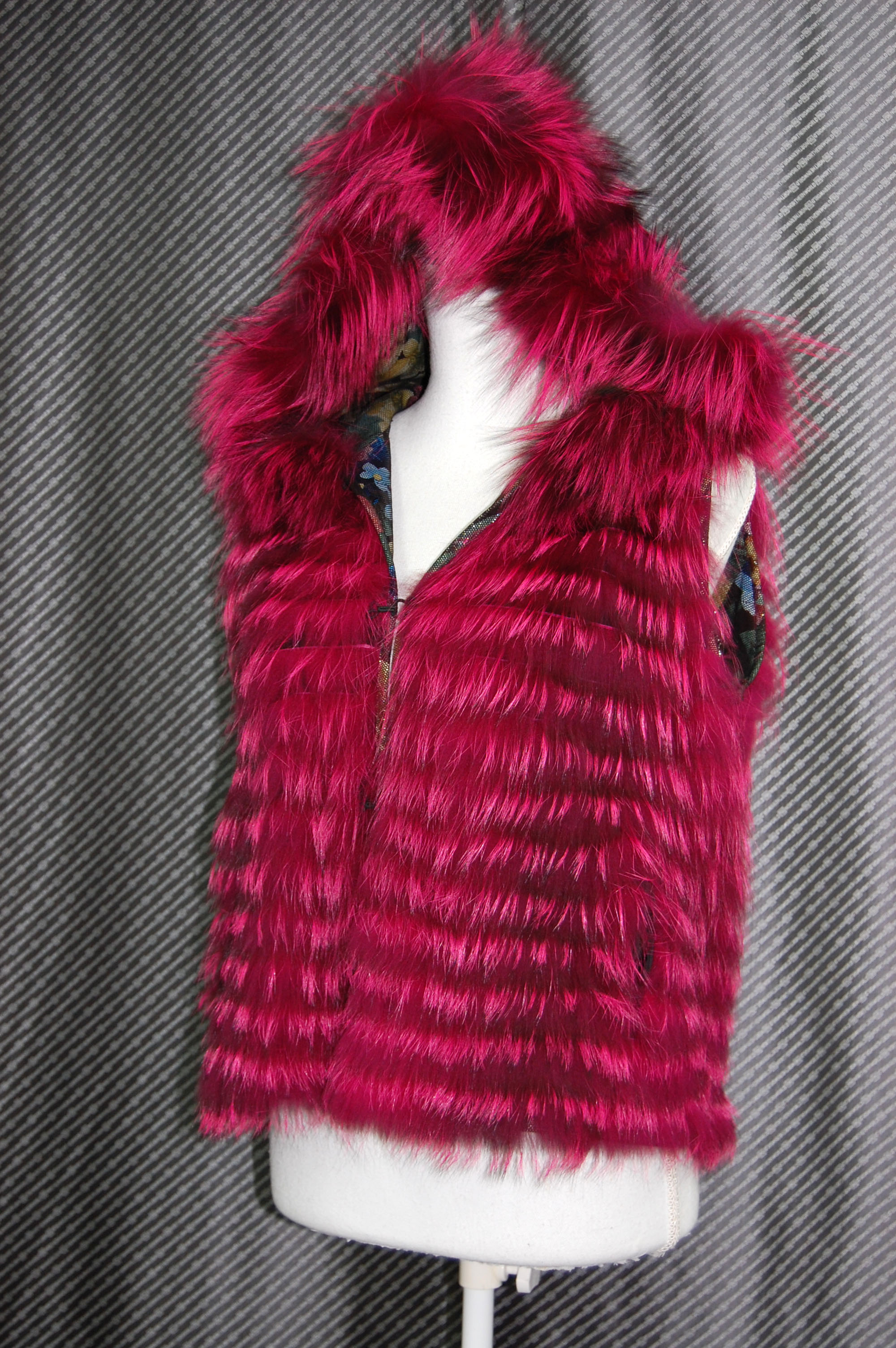 プリンテッドラムレザー＆シルバーフォックス　リバーシブルフーディーベストの画像