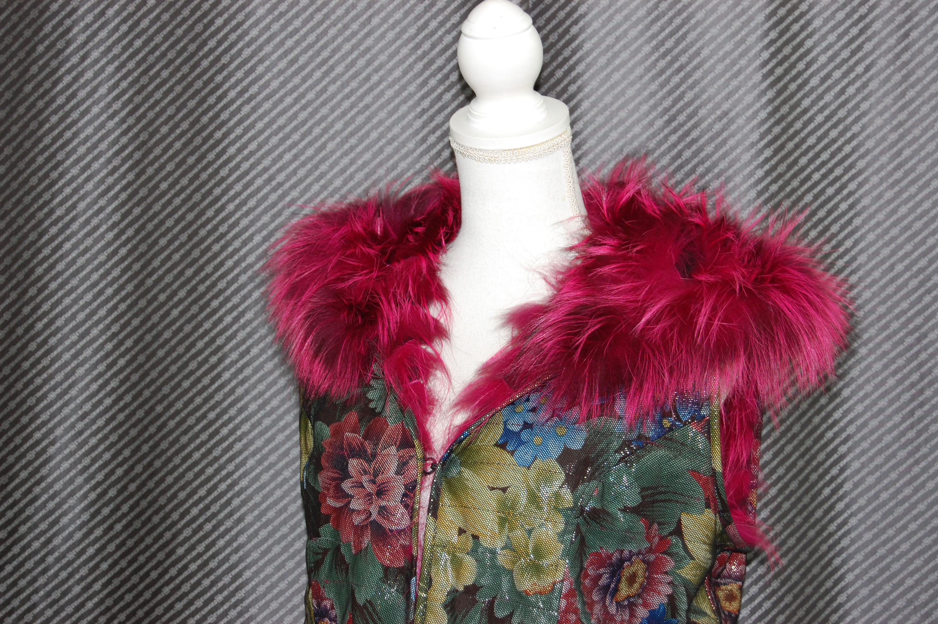 プリンテッドラムレザー＆シルバーフォックス　リバーシブルフーディーベストの画像