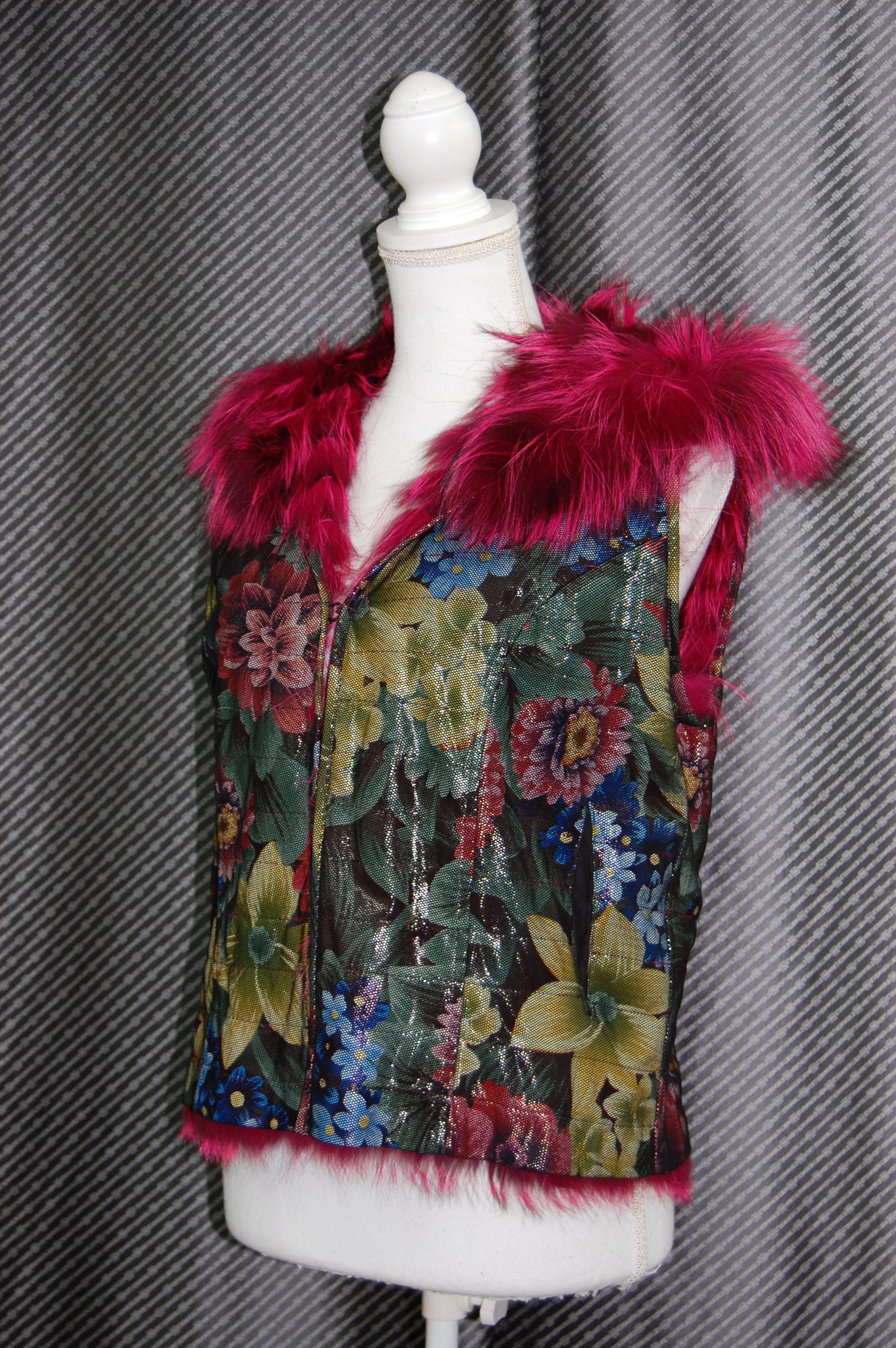 プリンテッドラムレザー＆シルバーフォックス　リバーシブルフーディーベストの画像