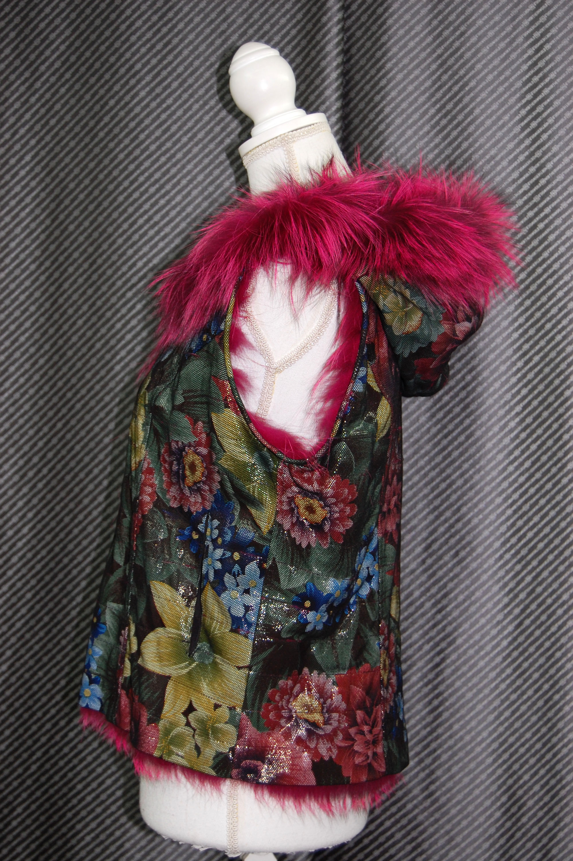 プリンテッドラムレザー＆シルバーフォックス　リバーシブルフーディーベストの画像