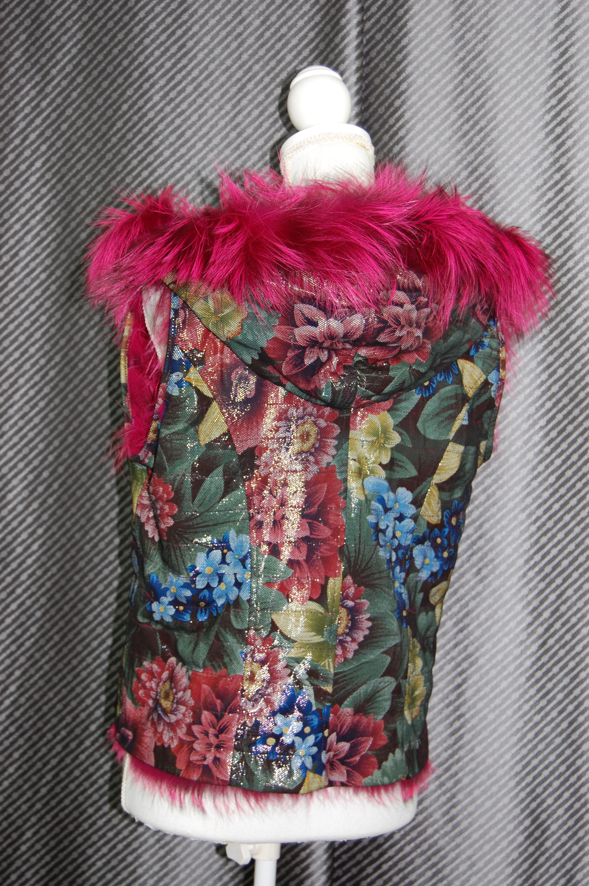 プリンテッドラムレザー＆シルバーフォックス　リバーシブルフーディーベストの画像